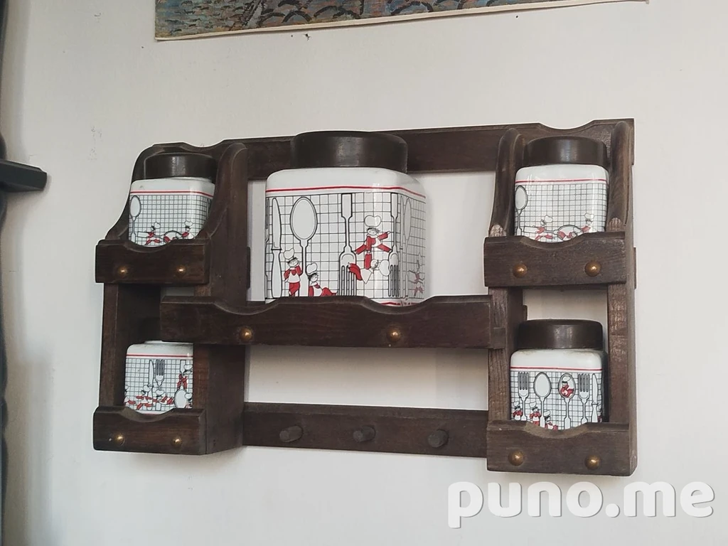 Полка с керамическими баночками